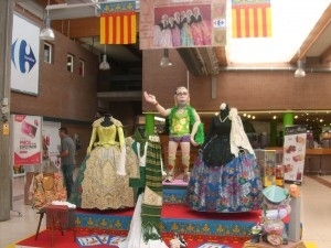 Exposición Trajes Falleros en Carrefour