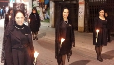 La fallera mayor y sus damas de honor en la procesión de "El Encuentro"