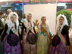 Desfile en el primer día de ofrenda de flores de Fogueres de Sant Joan